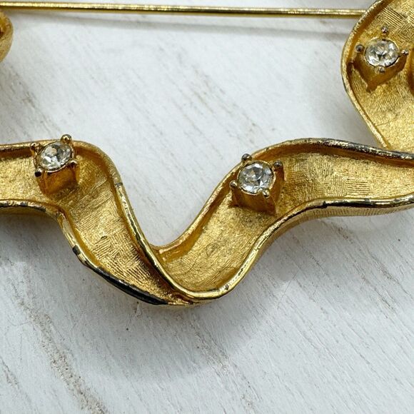 SARAH COVENTRY Large Gold Tone Wreath Ribbon & Rhinestone Pin Brooch Vintage - Picture 8 of 8